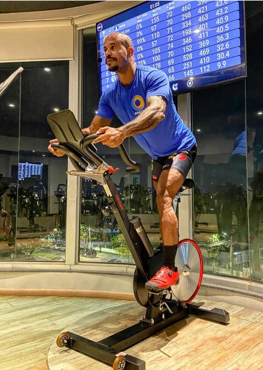 Thiago Silva na academia, camiseta preta com logo Thiago Silva Training, fazendo joinha
